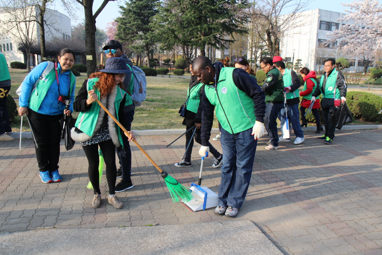 Saemaul Monthly Cleaning Campaign April 2016