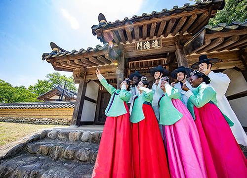 갓 쓰고, 비녀 꽂은 외국인 유학생들 ‘전통 성년식’ 체험